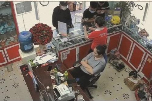 Giả khách rồi dàn cảnh cướp giật trong cửa hàng bán điện thoại