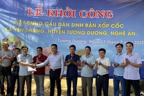 Tặng cầu vượt lũ cho người dân miền núi Nghệ An