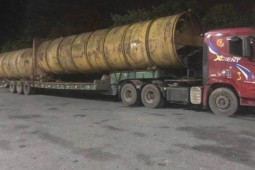 Tài xế sử dụng giấy phép giả, chở quá khổ ngông nghênh lưu thông trên cao tốc