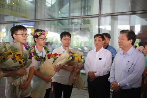 Đoàn thi Olympic Toán quốc tế năm 2022 với 1 huy chương Vàng điểm tuyệt đối đã về Hà Nội