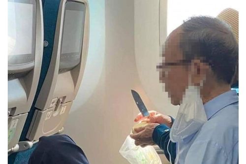 Hành khách mang dao gọt trái cây lên tàu bay, nhà chức trách vào cuộc xác minh