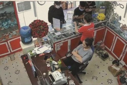 Dàn cảnh cướp giật trong cửa hàng điện thoại