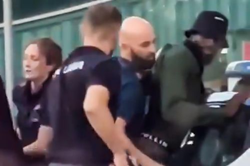 Tiền vệ AC Milan bị cảnh sát có vũ trang khống chế