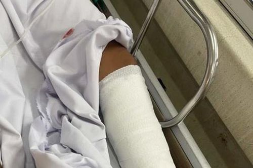 Nhóm thanh niên mang hung khí vào quán nhậu truy sát người