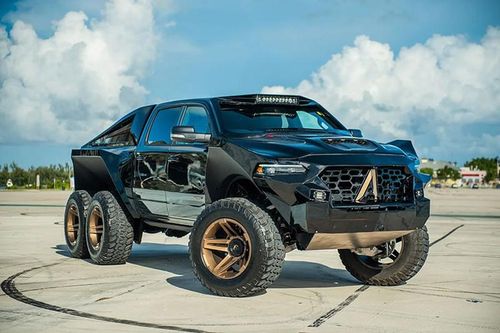'Quái vật cơ bắp' Juggernaut 6X6 giá 6 tỷ đồng độ từ Ram TRX