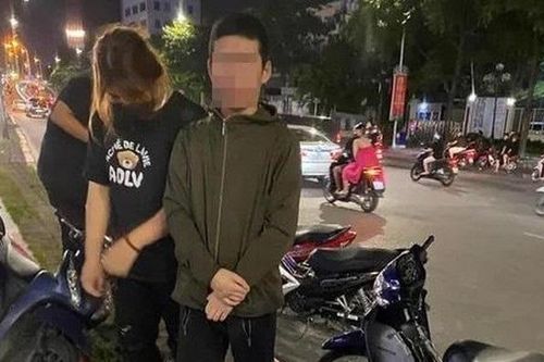 Nhóm thiếu niên mang 'hàng nóng' tự chế dạo phố gặp cảnh sát cơ động