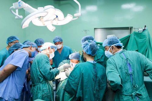 Mở sọ gấp, phẫu thuật dị dạng mạch máu não cho bé 6 tuổi