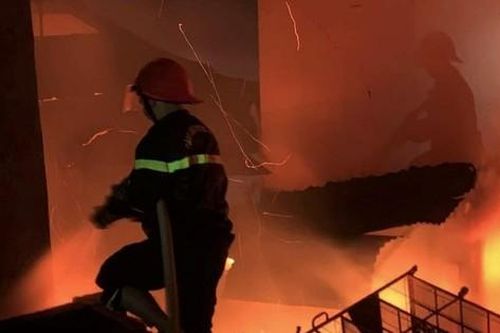 'Bà hỏa' thiêu rụi hàng chục ki ốt chợ trong đêm ở Đắk Lắk