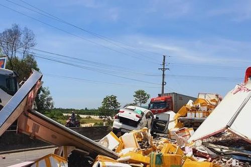Xe tải tông liên hoàn 3 ô tô, 1 xe bị hất 'bay' lên dải phân cách, hàng hóa đổ tràn xuống đường
