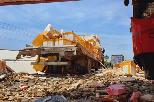 Xe tải đâm liên hoàn loạt ô tô dừng đèn đỏ