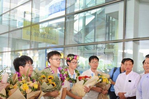 Bộ GD&ĐT đón mừng đội tuyển Việt Nam Olympic Toán học quốc tế