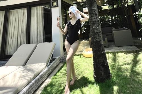 Cô vợ xinh như Hoa khôi của Phan Văn Đức nóng bỏng ở hồ bơi
