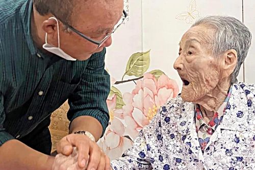 Xúc động cảnh ông Park cầm tay mẹ già để mừng thọ 100 tuổi của bà