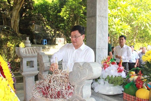 Phó Chủ tịch UBND tỉnh Mai Xuân Liêm viếng nghĩa trang Liệt sĩ và thăm gia đình chính sách huyện Quan Hóa