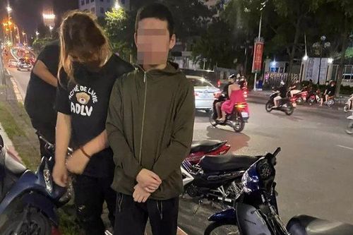 Nam thanh, nữ tú cầm hung khí 'dạo phố' ở Hà Nội