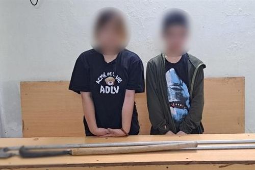 Hoảng hồn 2 'tráng sĩ' vác dao phóng lợn ngồi sau xe teen nữ