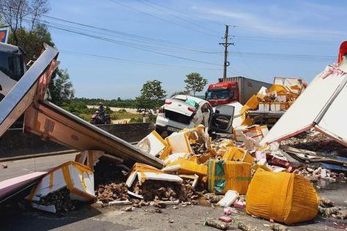 Xe đông lạnh tông 3 xe ô tô chờ đèn đỏ, nhiều phương tiện hư hỏng nặng