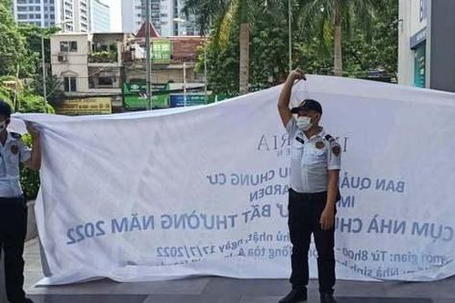 Nam thanh niên trượt chân rơi từ tầng 3 chung cư xuống đât