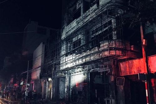 Quảng Ngãi: Hai ngôi nhà bất ngờ bốc cháy trong đêm