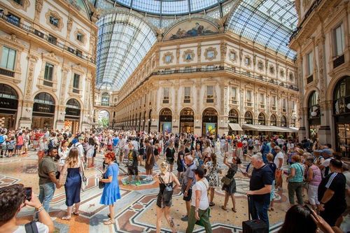 Người Mỹ đổ xô mua đồ hiệu, du lịch châu Âu khi đồng euro giảm