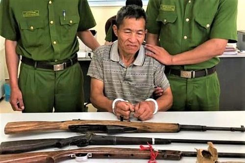 Thủ súng trong nhà để sẵn sàng bắn trả công an
