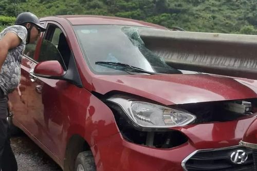 Sau cú tông trực diện, lan can sắt đâm xuyên ôtô trên đèo Bén