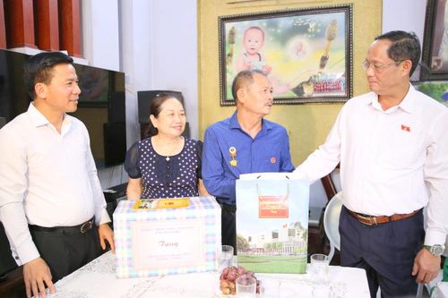 Phó Chủ tịch Quốc hội Trần Quang Phương thăm, tặng quà gia đình chính sách tại Thanh Hóa