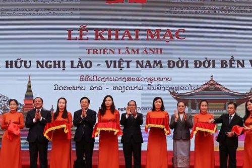 Triển lãm ảnh 'Tình hữu nghị Lào-Việt Nam đời đời bền vững' tại Hà Nội