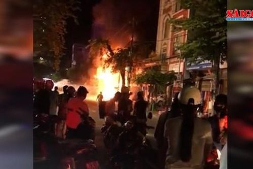 Cháy lớn thiêu rụi 2 căn nhà liền kề tại Quảng Ngãi