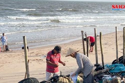 Sóng lớn gây sạt lở bờ biển nghiêm trọng, nhiều tài sản bị cuốn trôi ở Bình Thuận