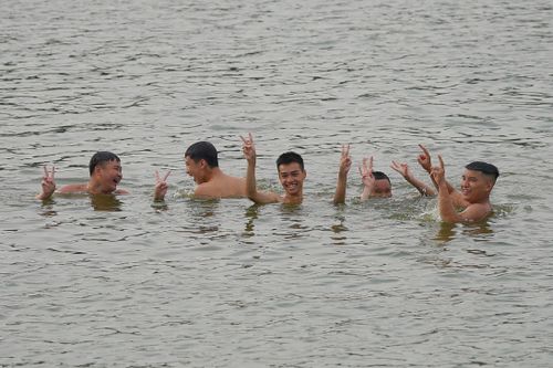 Hồ Linh Đàm bỗng dưng hóa 'biển' giữa lòng Hà Nội