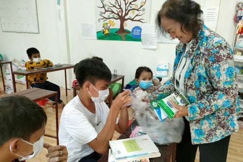 Bà giáo Đất mũi hết lòng với lớp học tình thương