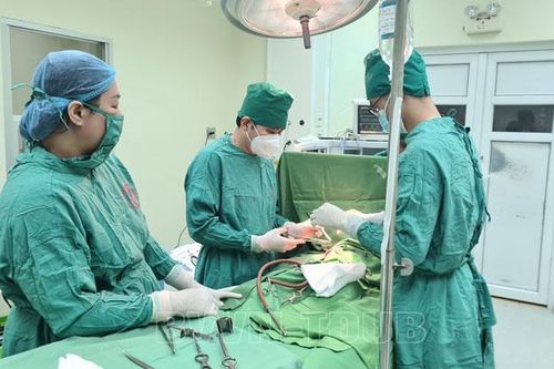 Trẻ 17 tháng tuổi bị mảnh vỡ chậu rửa tay đâm thấu bụng