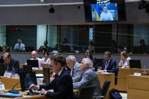 Ứng phó Nga, EU khẳng định không sai lầm, Czech nói lỗi thời, Ukraine nhắc nhở 'đừng để sập bẫy'