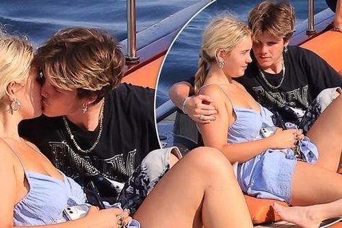 Cậu út nhà Beckham hôn đắm đuối tình mới trước mặt em gái Harper Seven