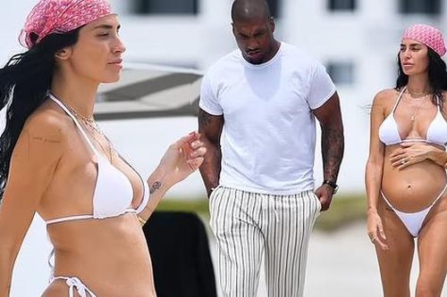 Nàng WAG Nicole Williams mang bầu vẫn diện bikini nhỏ xíu cực nóng bỏng
