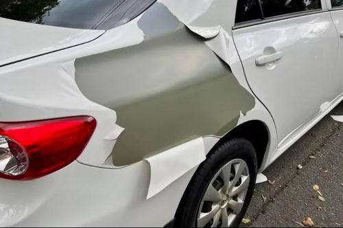 Sơn xe Toyota bị bong cả mảng như giấy dán tường, người dùng hoang mang