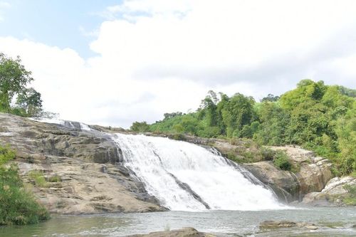 Đi tắm thác cùng bạn, cô gái trẻ đuối nước thương tâm