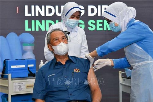 Malaysia hạ độ tuổi đủ điều kiện tiêm mũi thứ 4 vaccine ngừa COVID-19