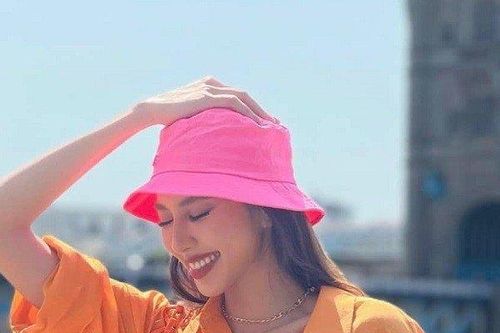 Hoa hậu Thùy Tiên diện trang phục giản dị vẫn rạng rỡ ở trời Tây