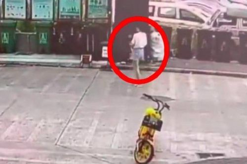 Người phụ nữ bỏ con vào thùng rác giữa trời nắng gần 40 độ, biết lý do cư dân mạng càng 'phát hỏa'