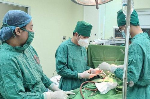 Đi rửa tay, bé 17 tháng tuổi bị mảnh chậu vỡ làm thủng bụng