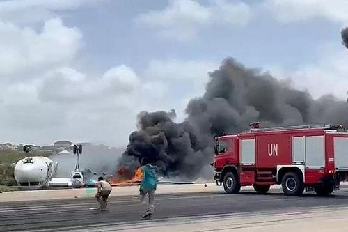 Máy bay lật ngửa sau khi hạ cánh ở Somalia, toàn bộ hành khách sống sót