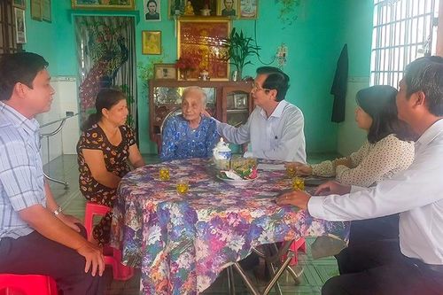 Phó Chủ tịch UBND tỉnh An Giang Lê Văn Phước thăm gia đình chính sách, mẹ Việt Nam Anh hùng ở Thoại Sơn