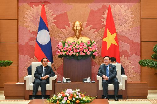 Chủ tịch Quốc hội Vương Đình Huệ tiếp Phó Chủ tịch nước Lào Bounthong Chitmany