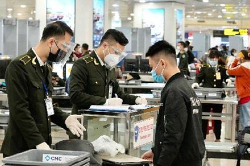 Chưa nguội vụ tạo dáng, nhảy múa, lại đến khách mang dao lên máy bay