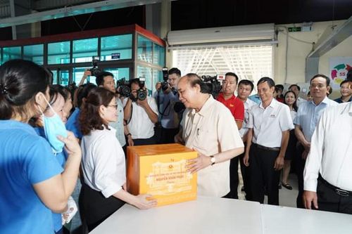Chủ tịch nước Nguyễn Xuân Phúc thăm gia đình có công và doanh nghiệp tiêu biểu tại Hải Phòng