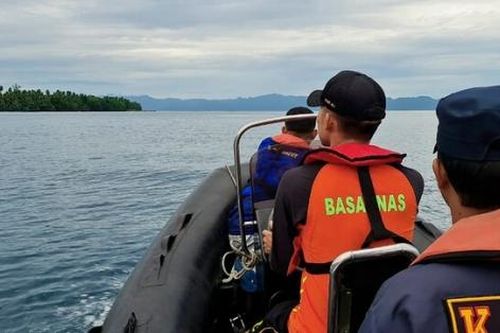 Chìm thuyền chở 77 người ngoài khơi Indonesia