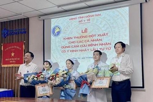 Khen thưởng bác sĩ, điều dưỡng cứu bệnh nhân định nhảy lầu tự tử