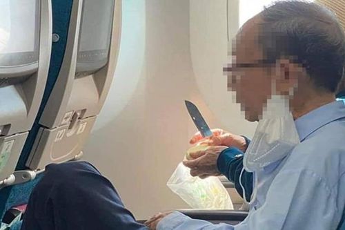 Khách mang dao lên máy bay: Xử lý thế nào?
